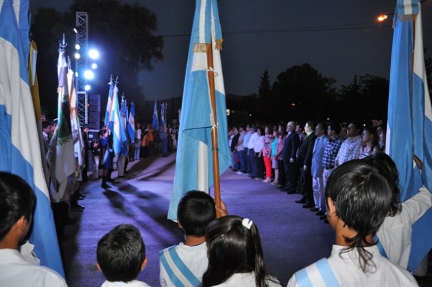 Quines con las banderas en alto celebró sus 250 años de fundación.