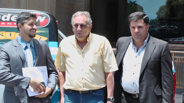 El ministro de Deportes, Arnaldo Lastra (a la izquierda) junto a Juan María Traverso y el coordinador del Dakar en San Luis, Marcelo Velasco