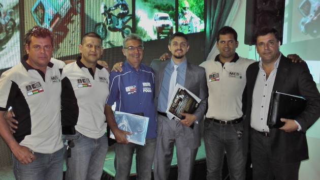 El ministro Lastra junto a los pilotos que representarán a la provincia