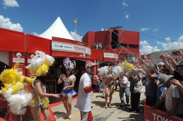 La Escuela de Samba Sierras del Carnaval estuvo presente en el cierre del Súper TC 2000