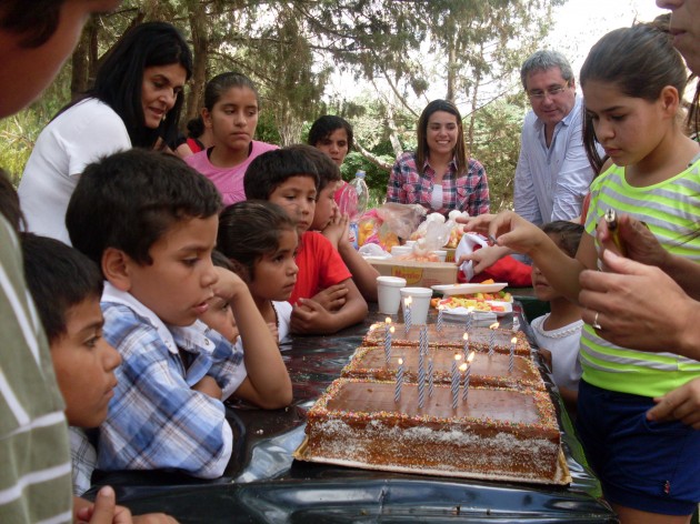 La tarde concluyó con el tradicional pastel de cumpleaños lleno de velitas 