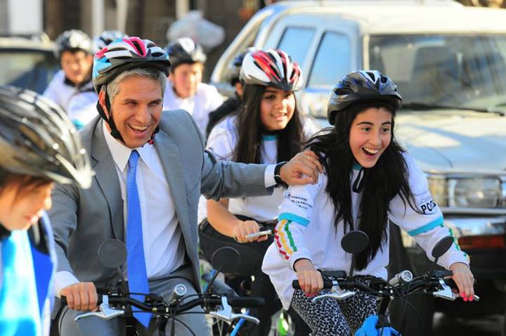 01-11-2013. Última entrega de bicicletas en Nueva Galia. El Plan TuBi recorrió la provincia generando conciencia ambiental en la sociedad puntana. Entrego en el año, 9913 rodados.