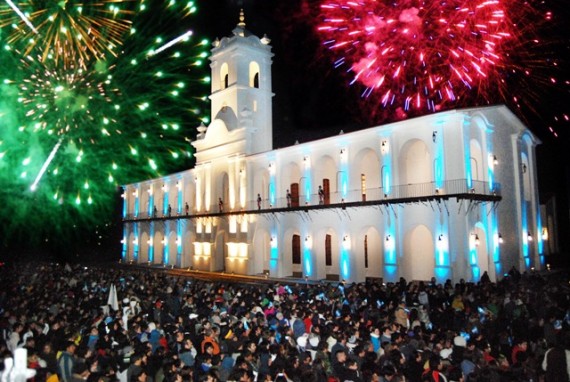 A partir de las 23:30 es la convocatoria en la réplica del Cabildo en la Ciudad de La Punta.