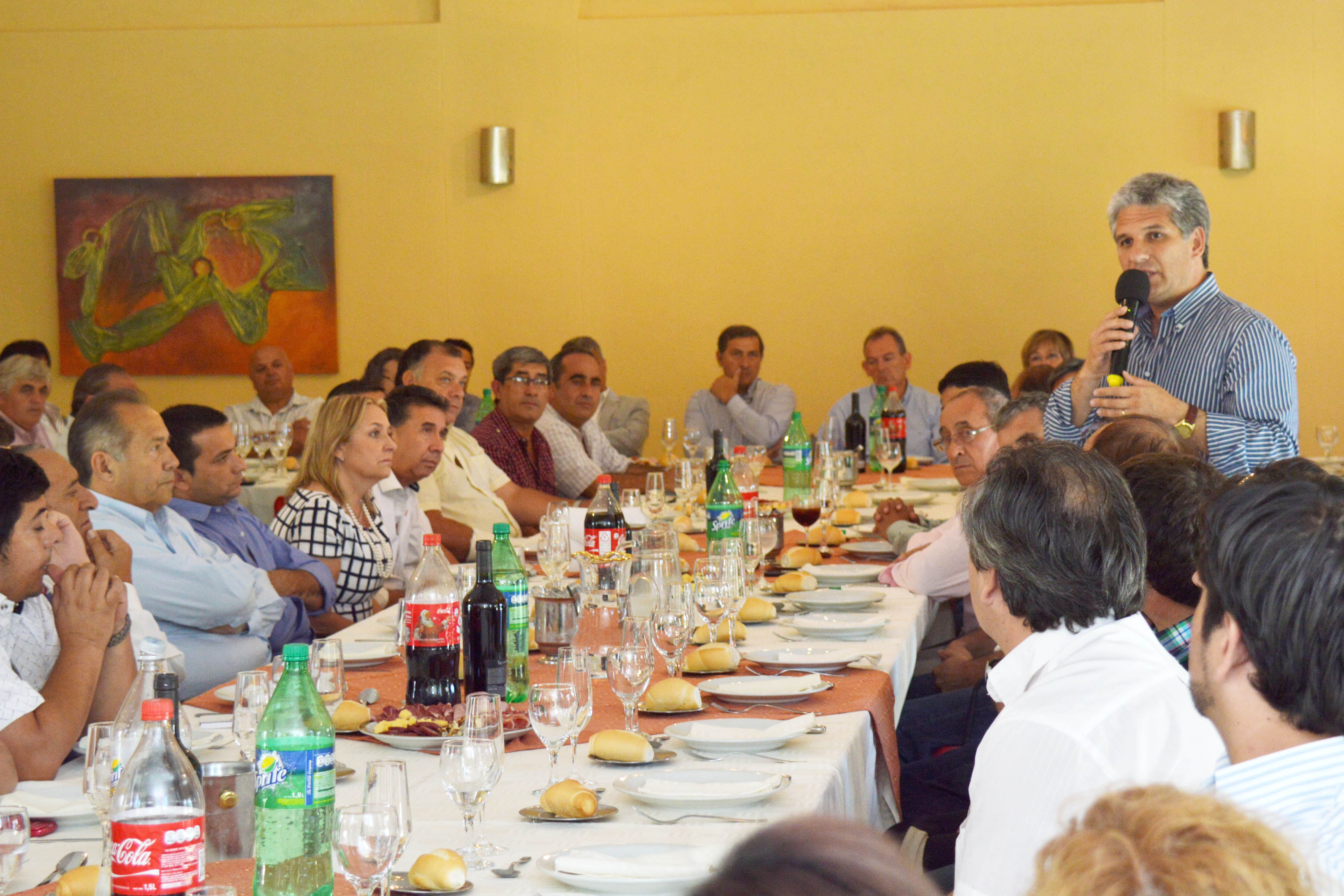 El gobernador compartió un almuerzo con representantes de 30 gremios privados