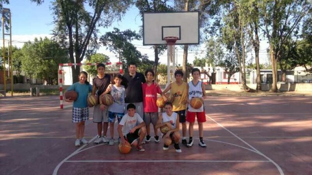 Salas junto a los niños basquetbolistas de SMATA