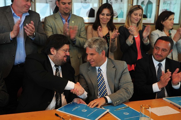 Claudio Poggi junto a Felix Nieto Quintas durante la firma del acuerdo