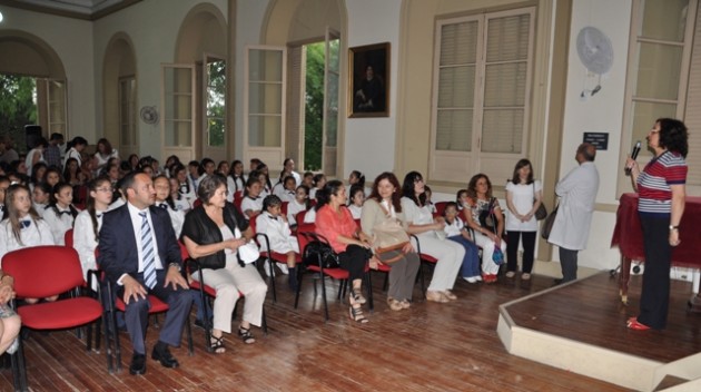 Acto en el salón principal.