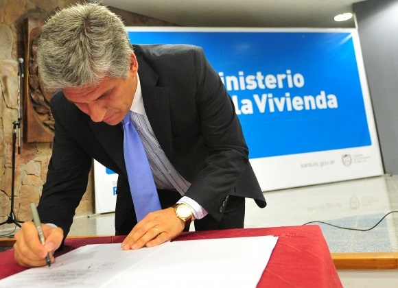 El 20 de noviembre, el gobernador Poggi firmó la readjudicación de viviendas para vecinos de La Toma, San Luis, Villa Mercedes y La Punta (foto Archivo)