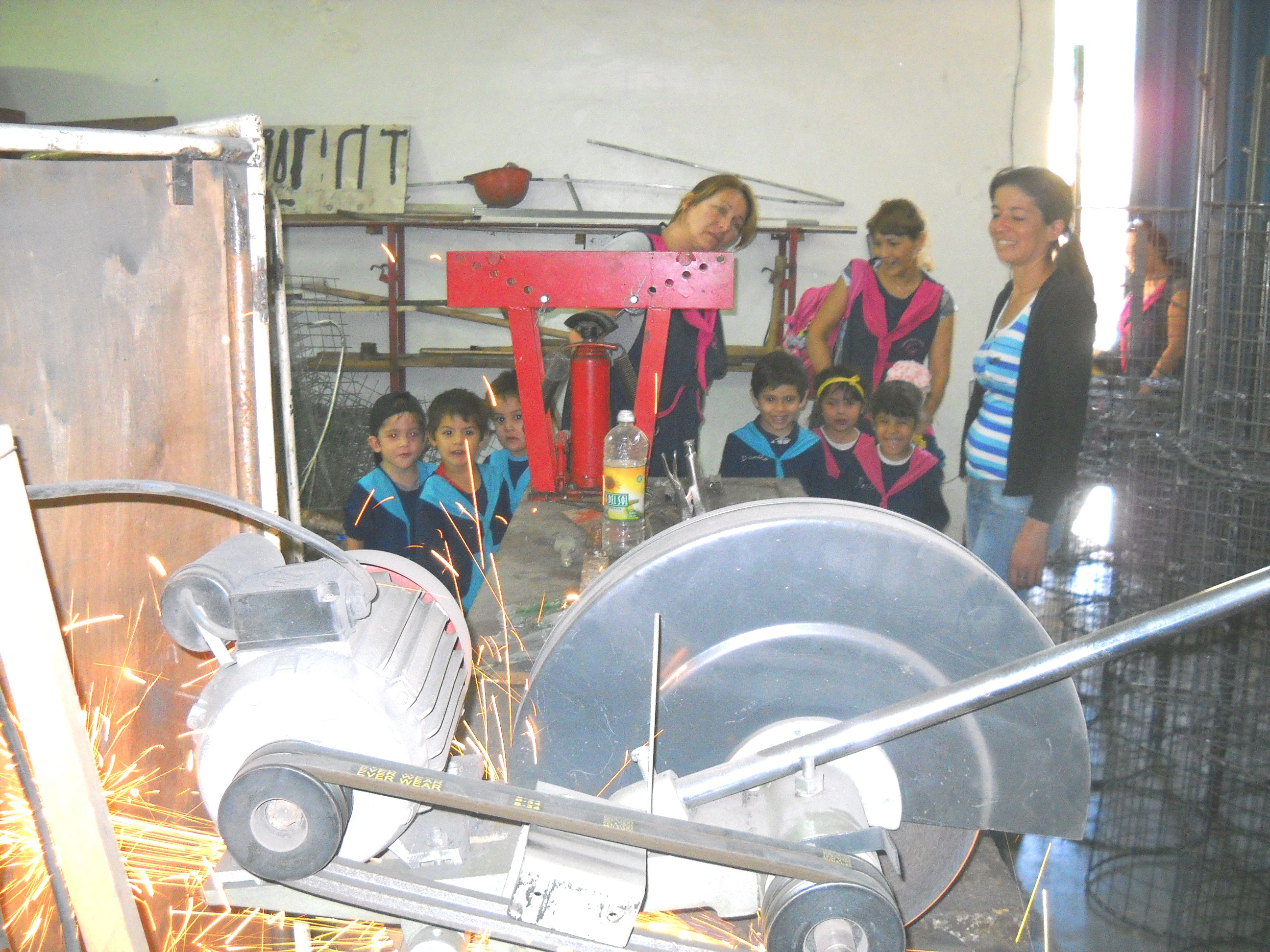 El grupo de niños recorrieron los talleres de Carpintería, Herrería y de Producción de Costura