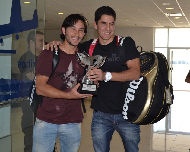 Sanyo y Maxi disfrutan del trofeo ganado en Madrid