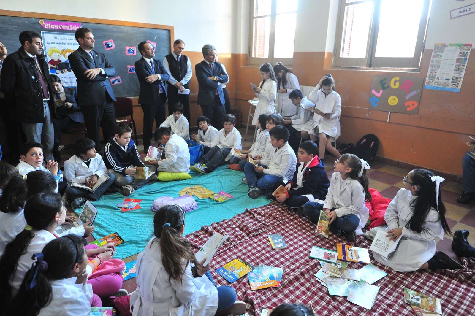 El gobernador entregó compus y visitó la huerta de una escuela del centro 