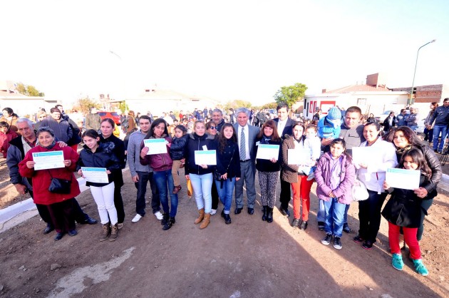 El gobernador junto a familias cuyas viviendas comienzan a construirse en La Punta