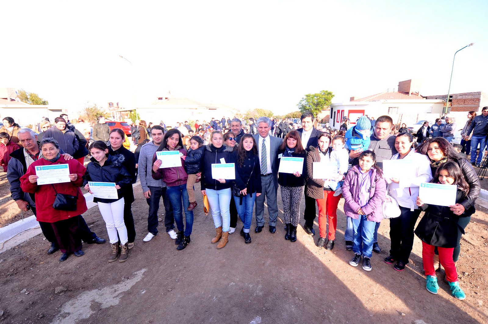 El gobernador entregó viviendas a profesionales de la salud