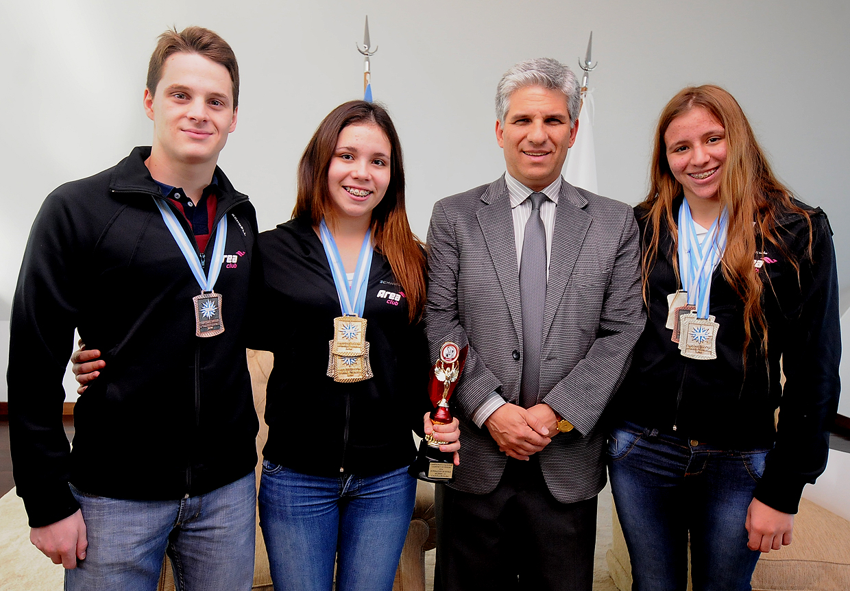 El gobernador recibió a los campeones de natación