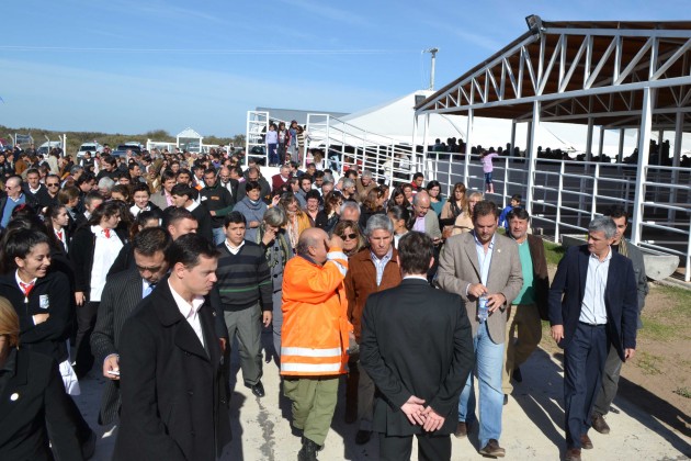 El gobernador y los productores vieron con mucha satisfacción esta obra concretada 