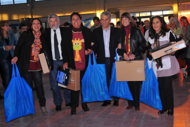 El gobernador Claudio Poggi junto a docentes de nivel inicial de Quines. Acompaña el intendente Julio Gómez.