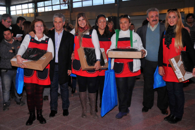 El gobernador con docentes de nivel inicial de Quines. Se sumó el intendente de San Martín, Carmelo Mirábile