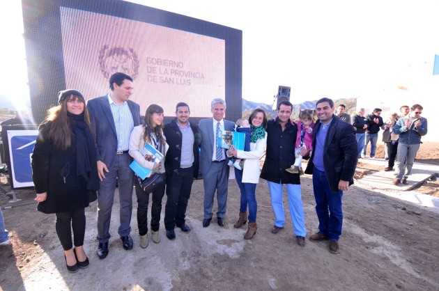 Profesionales de la salud pública recibieron las llaves de sus viviendas durante un acto presidido por el gobernador y que contó con la participación de ministros.