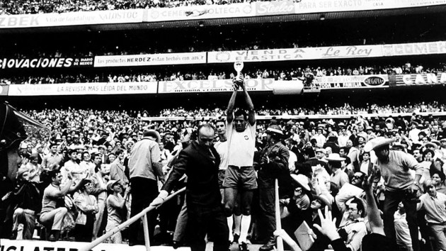 Capitán de Brasil, Carlos Alberto sostiene el trofeo de la Copa Mundial de 1970, después de Brasil venciera a Italia en la Ciudad de México.