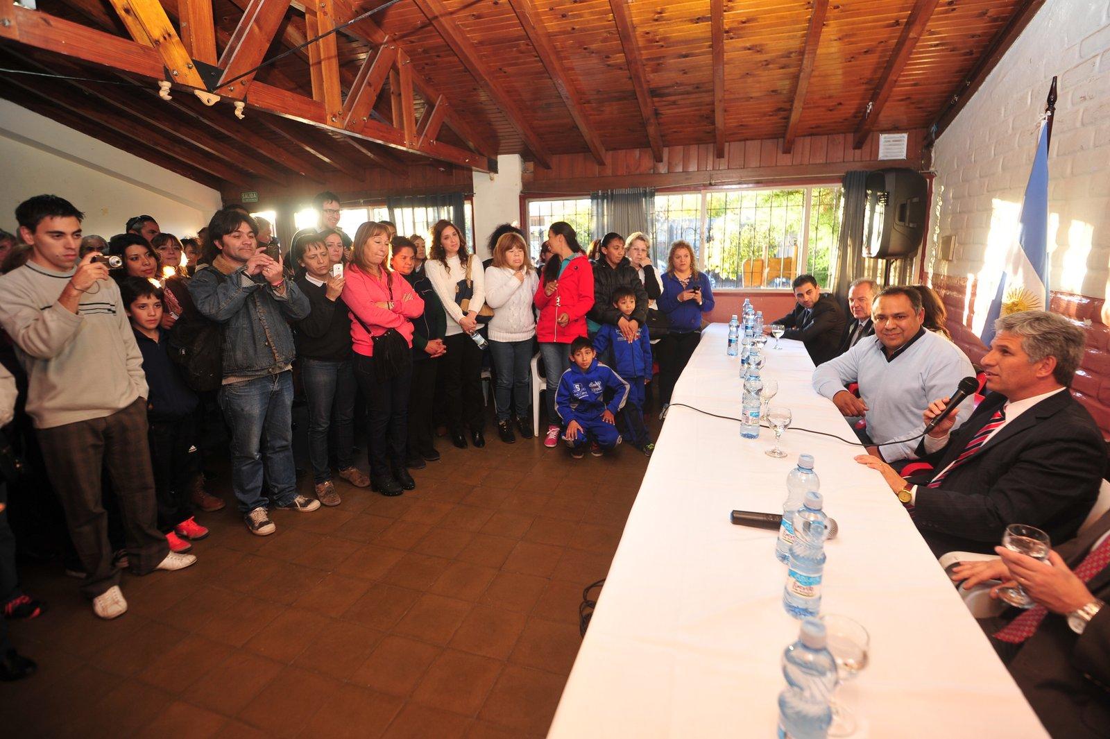 El gobernador con los vecinos del barrio San Cayetano