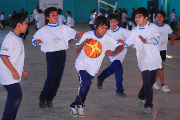 Los alumnos jugando al básquet dentro de las instalaciones del polideportivo.