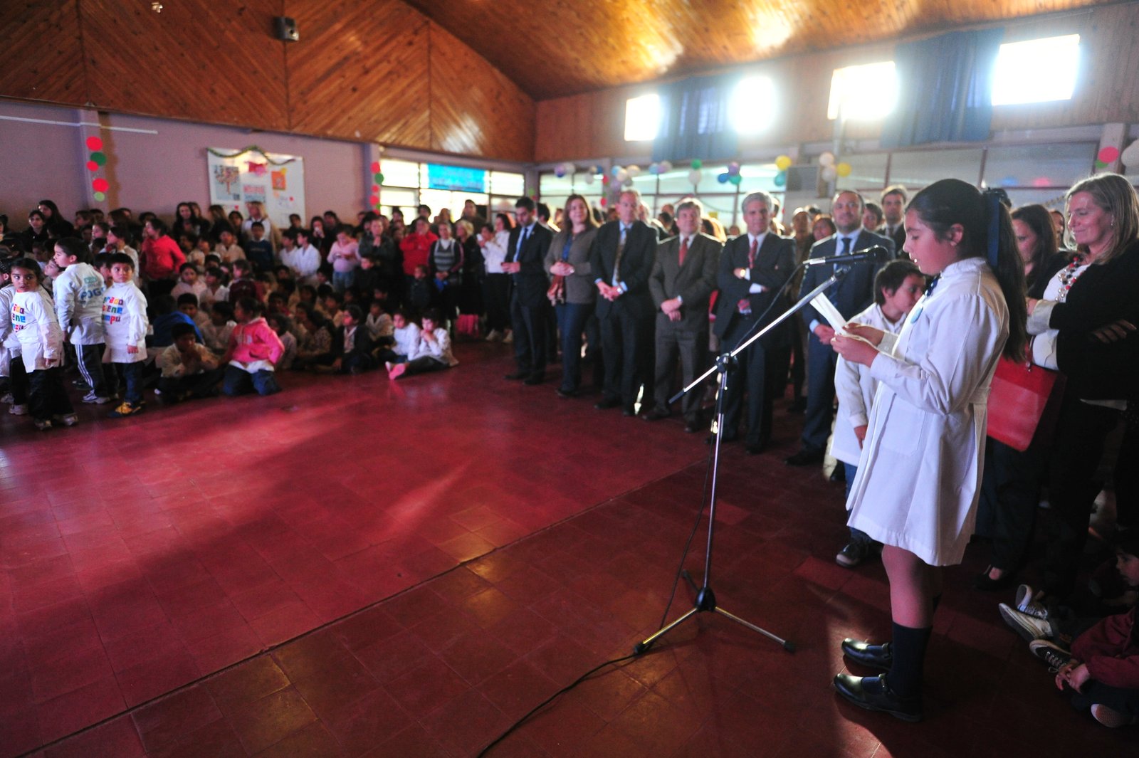 El gobernador entregó netbooks a chicos de 1º grado