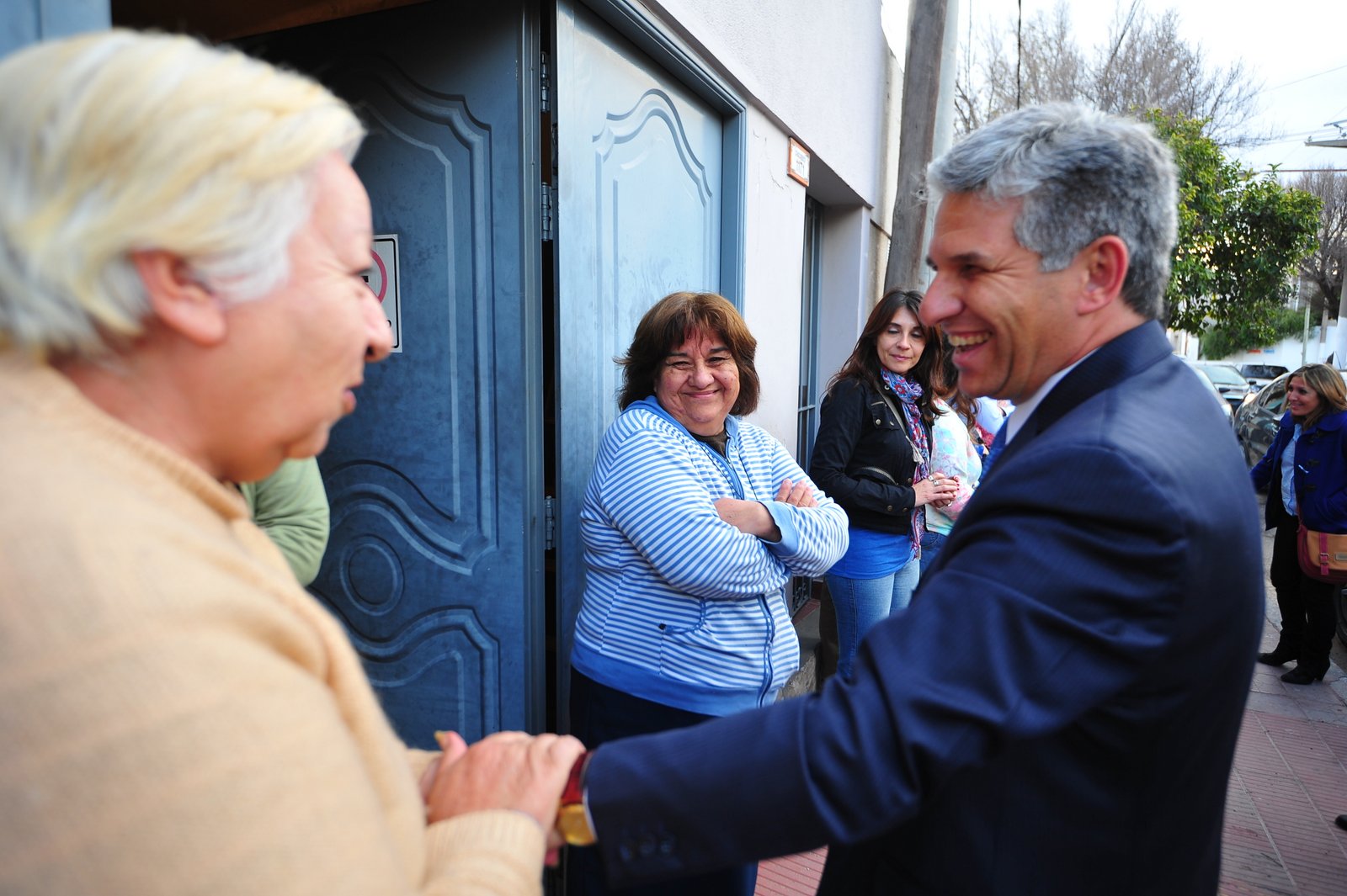 Poggi con vecinos del centro puntano