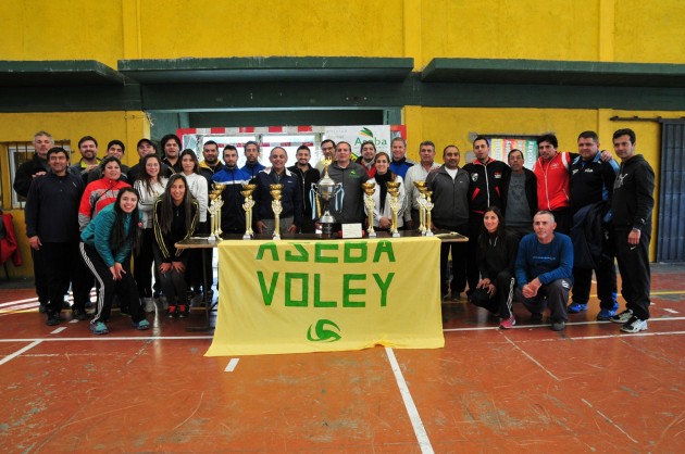 El Ministro de Deportes junto a los organizadores del evento. 