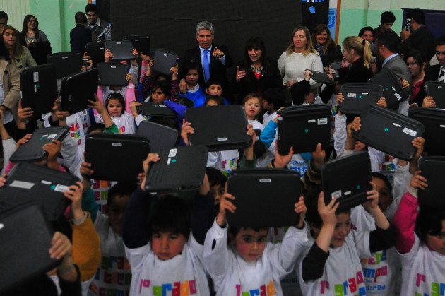 Los niños de 1° grado felices con sus computadoras