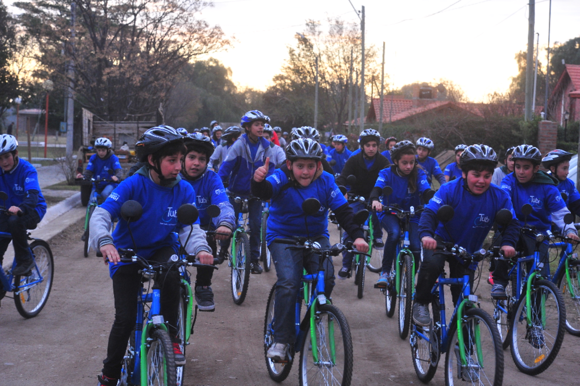 Computadoras y bicicletas en la Escuela Autogestionada