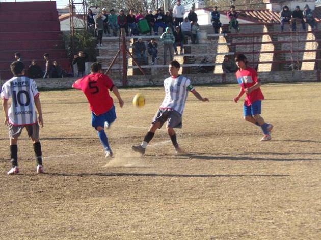 Las Águilas, de rojo, son los nuevos punteros de la Primera "B" en Villa Mercedes.