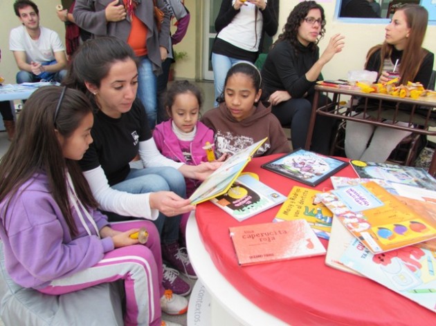 Los chicos disfrutaron de la lectura de cuentos