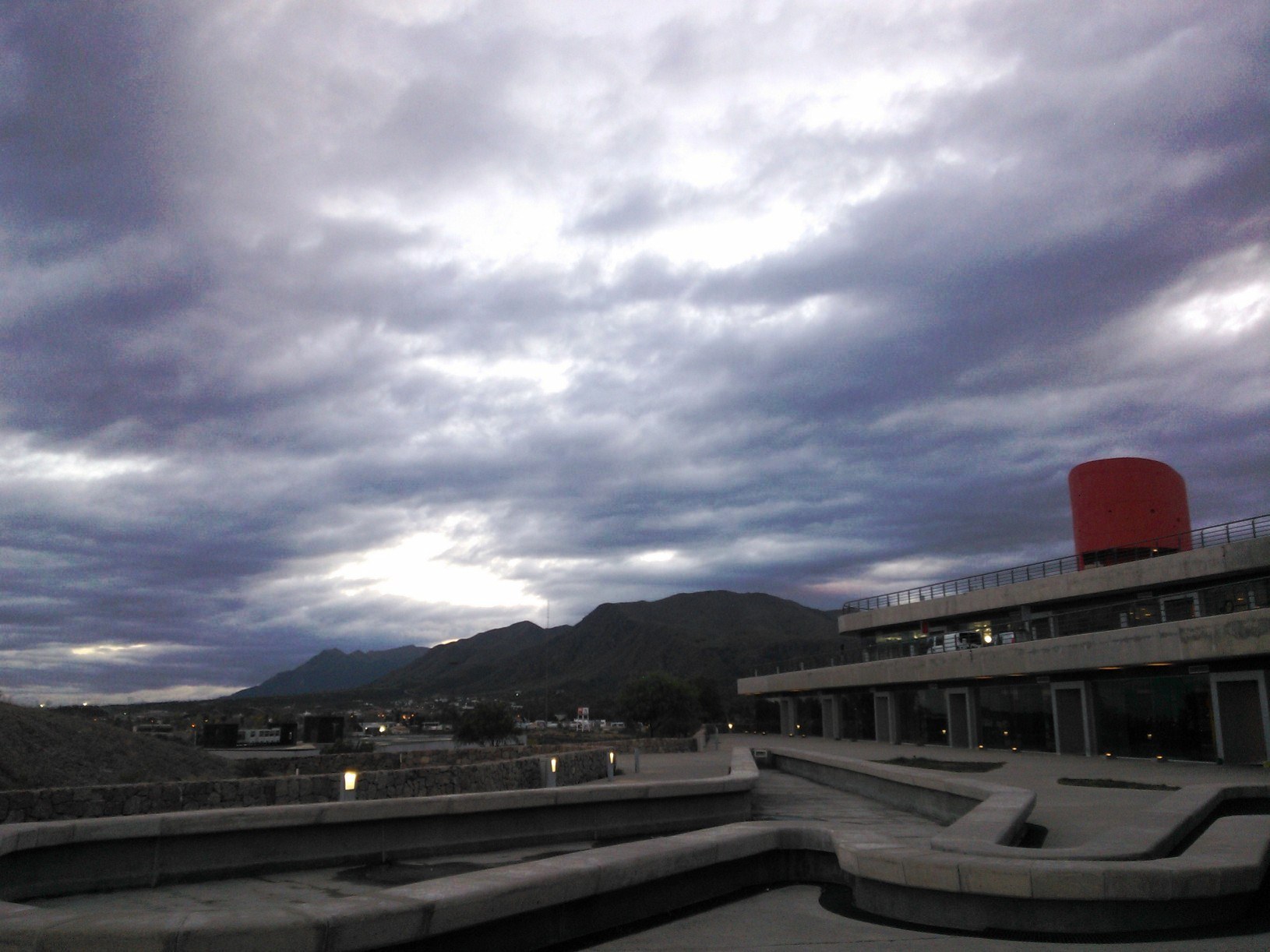 Con la llegada de aire frío, se generan tormentas, vientos y nevadas