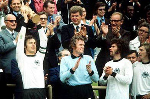 El capitán Franz Beckenbauer levanta la copa, ya con el nuevo diseño usado hasta hoy día. Acompañan al "Kaiser" en el festejo otros dos íconos del fútbol alemán: el arquero Sepp Maier y el defensor Paul Breitner.