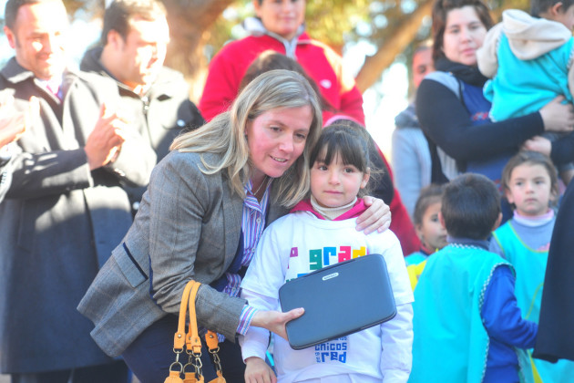 La rectora de la ULP, Adelaida Muñiz, entregando una computadora