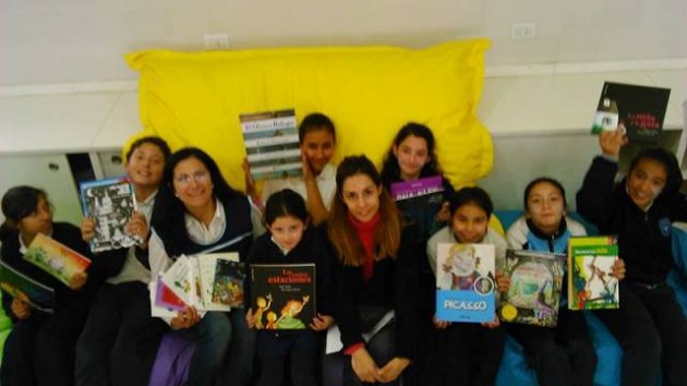 La ULP donó 20 libros y  4 pufs a la biblioteca de la Escuela Pública, Digital, Bilingüe y de Jornada Extendida “Nelson Mandela”.