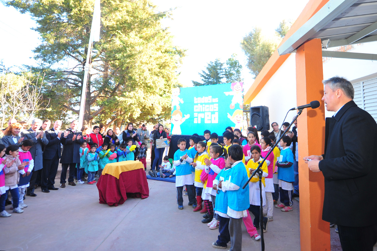 Pavimentarán el acceso a Donovan y habrá más agua potable