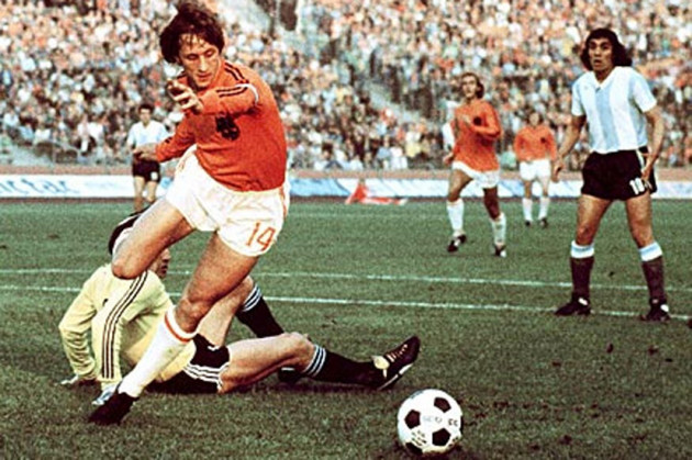 Johan Cruyff fue uno de los grandes exponentes del deporte rey en su generación.Lo ganó casi todo en su carrera como futbolista pero solo le faltó una copa mundial.