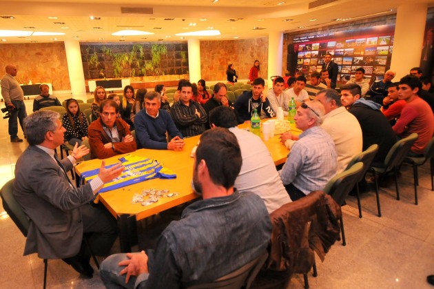 El gobernador Poggi dialogó con el plantel de Juventud.