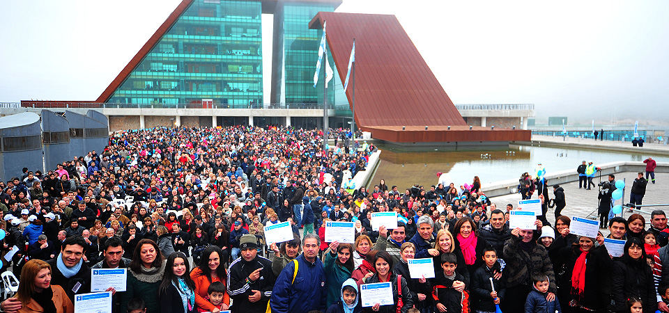 Poggi entrega los certificados a mil familias