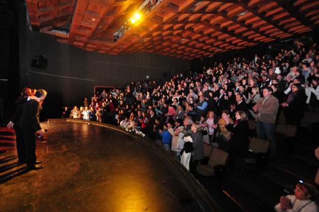 El público ovacionó a los artistas en escena. 