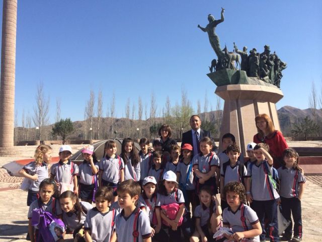 Alumnos del Instituto Santa Catalina visitaron el Monumento al Pueblo Puntano de la Independencia