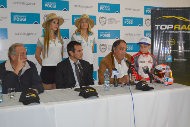 Traverso, Escudero, Urtubey y el niño Alonso Ortega, en la conferencia de prensa presentación del top Race.