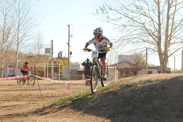 La 4ª fecha del mercedino de mountain bike se correrá el domingo a partir de las 10:30 en el predio de la UOM. 