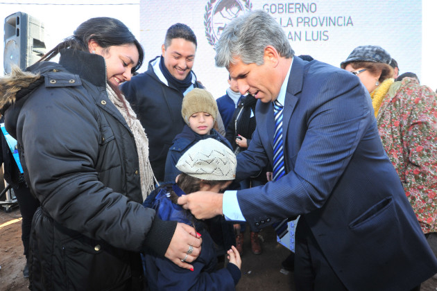 El gobernador Poggi entrega las llaves de su casa a una familia en la ciudad de San Luis 