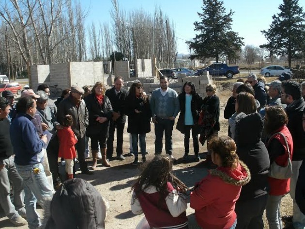 La ministra Lucero dialoga con los vecinos del Plan Solidaridad de La Toma.