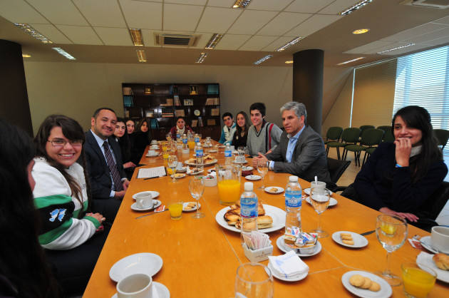 El gobernador Claudio Poggi inició una nueva semana de desayunos con abanderados de distintos establecimientos educacionales.