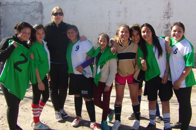 Las chicas jugaron al futbol