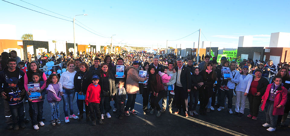 Poggi entregó viviendas a 180 familias