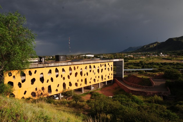 El avance de un frente frío genera tormentas en la zona de cobertura, con abundantes lluvias, algunas fuertes, abundante caída de agua y ocasional caída de granizo